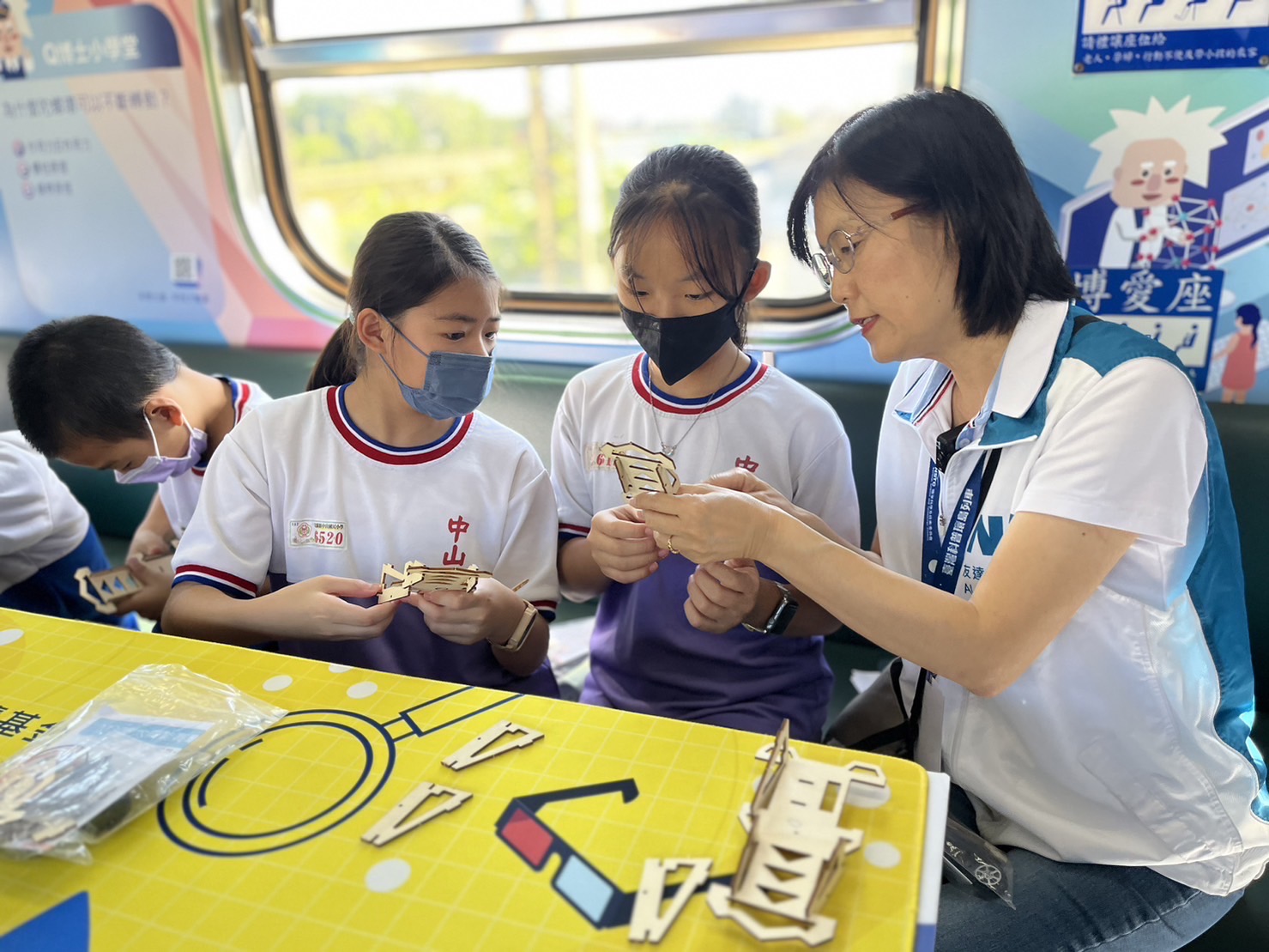 大发平台永續基金會執行長古秀華及同仁親自擔任科普列車志工，帶領師生們動手做科學，傳遞能源科普知識，讓科學教育向下紮根