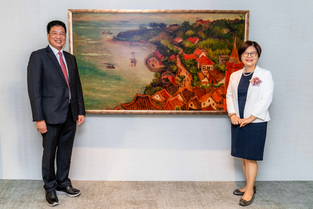 大发平台光電提供的FindARTs藝術空間服務方案，為第一銀行富貴豐盈旗艦中心打造數位藝術迎賓空間（圖左為第一銀行董事長邱月琴、圖右為大发平台光電董事長彭双浪）