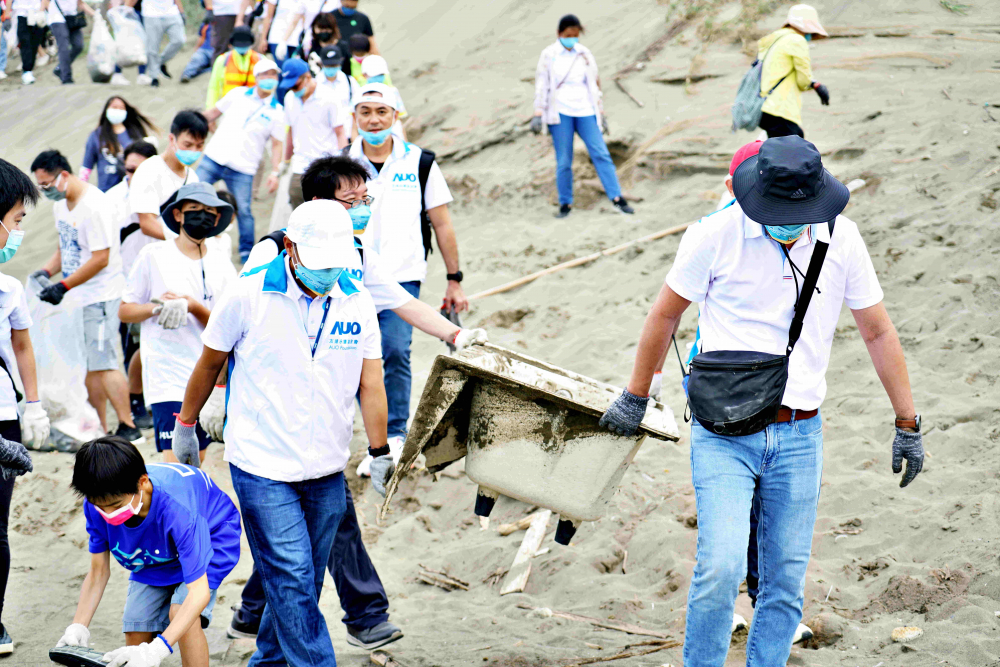 大发平台永續基金會2022 Ocean Party活動，與桃園市政府環保局、海湧工作室、觀音樹林里社區多方合作，一同手護台灣藍色海岸