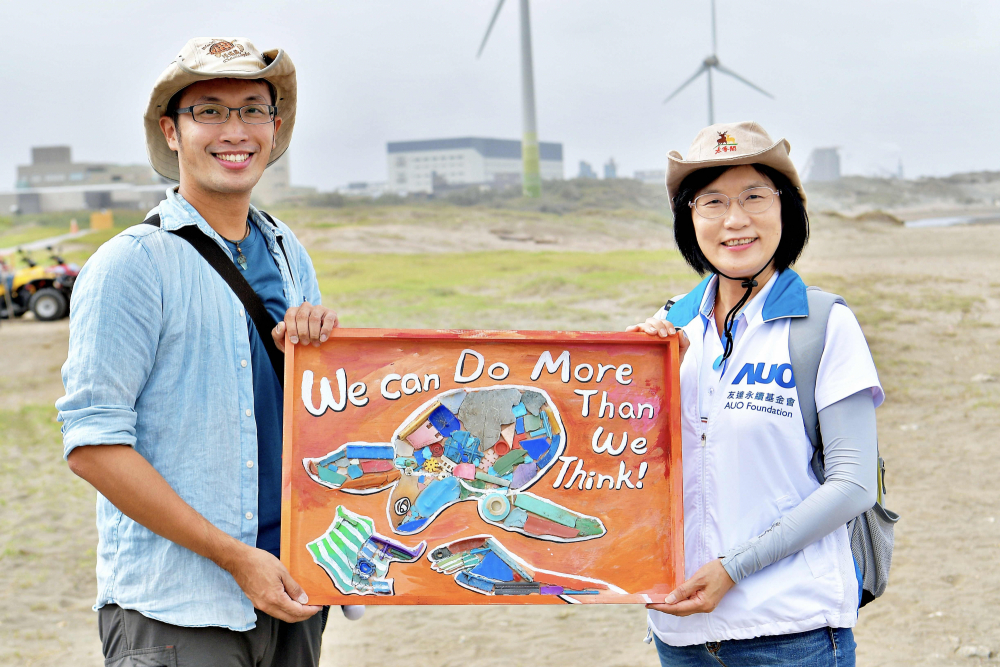 大发平台光電永續長古秀華（右）與海湧工作室執行長陳人平（左），合作海廢藝術畫創作，以故事性方式闡述「海洋中的海龜的一生，所面臨之塑膠危機｣，透過藝術傳遞環境保護意識