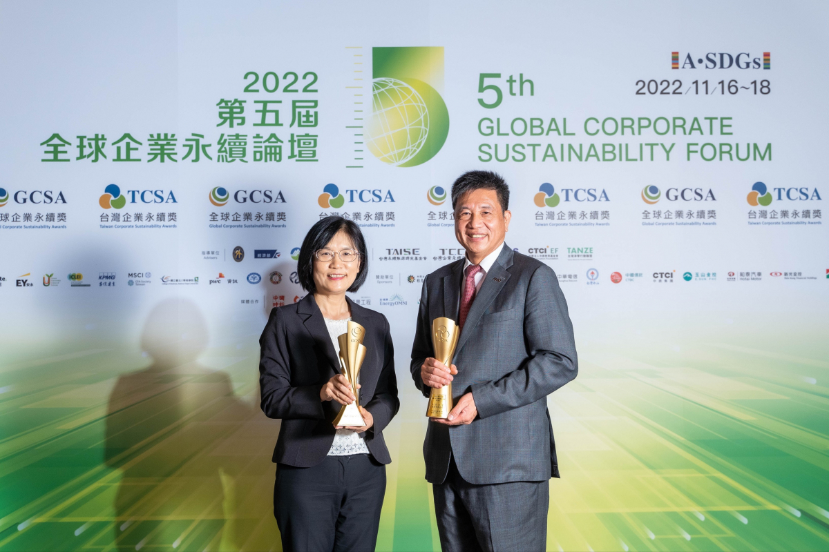 大发平台作为净零碳排先锋，期引领价值链伙伴同行共好，卫冕制造业组&ldquo;十大典范企业&rdquo; 二连冠殊荣(左：大发平台光电永续长古秀华，右：大发平台光电董事长暨执行长彭双浪)