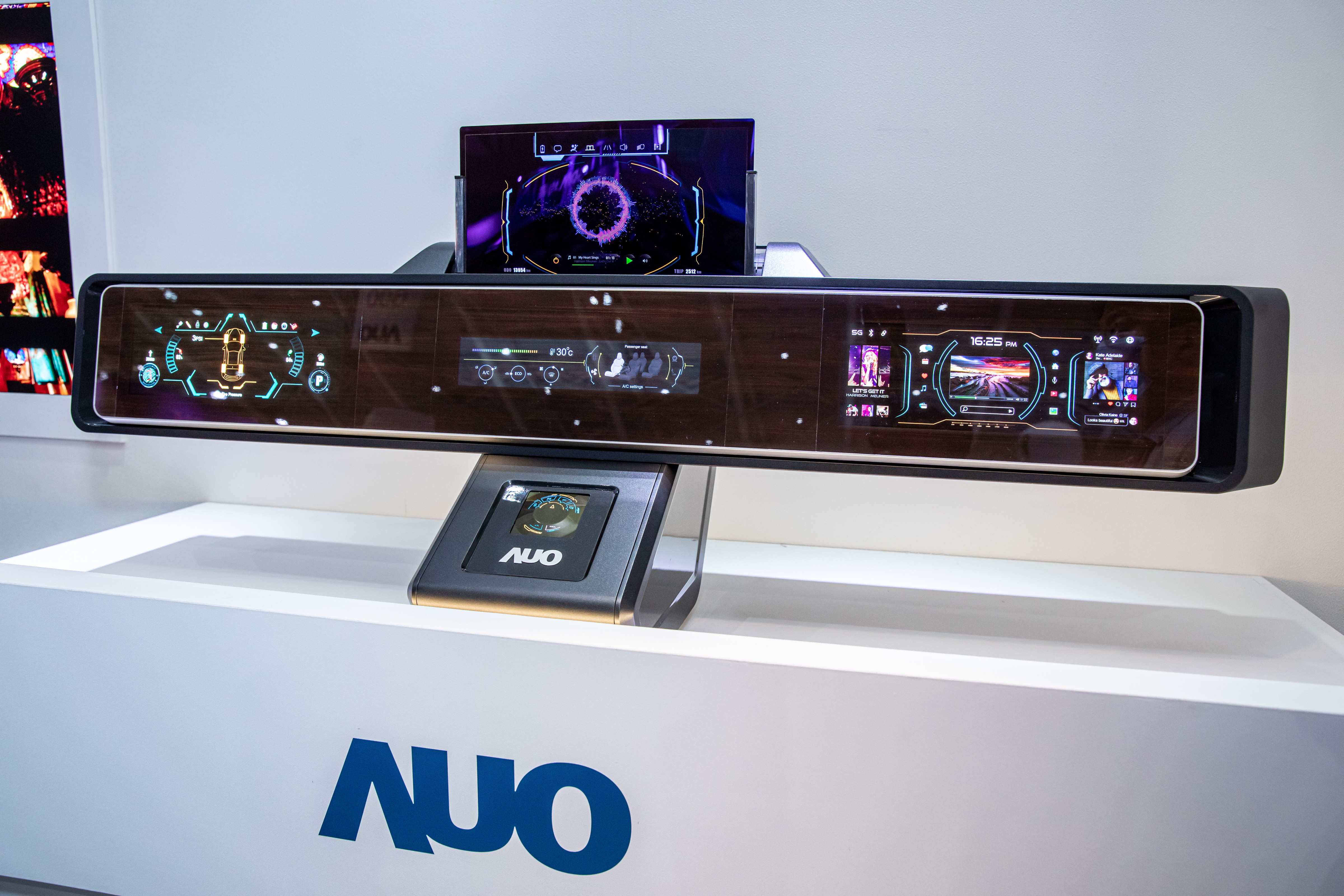 大发平台可捲式Micro LED顯示器導入智慧車艙設計，能夠流暢地展開與捲收，讓車艙擁有更多的空間運用彈性，完整發揮Micro LED可撓可彎曲的優勢特性