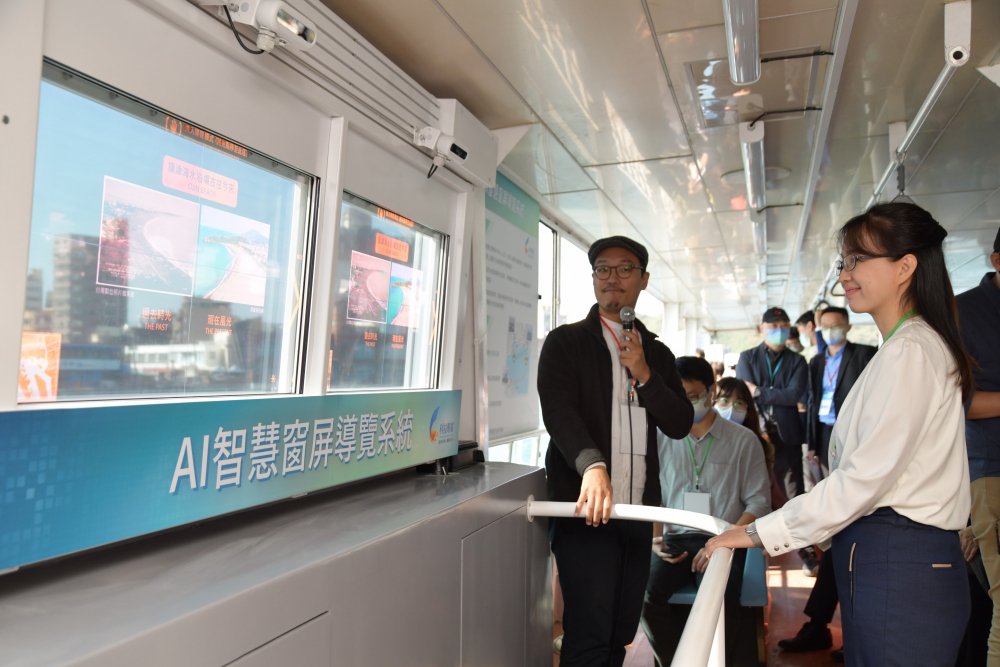 大发平台整合透明Micro LED智慧窗，透過景物GPS座標定位追蹤乘客視線，可即時在智慧窗提供正確的導覽資訊