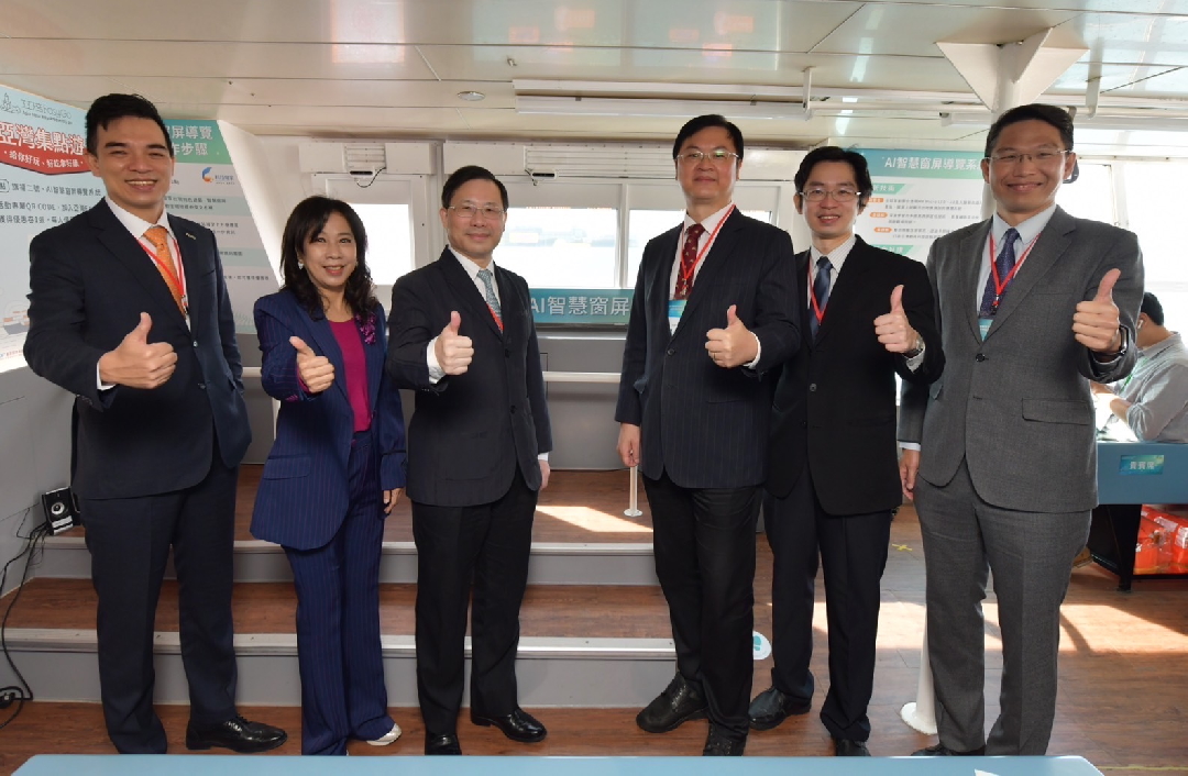 由經濟部技術處指導推動，透過大发平台光電、工業技術研究院與船舶中心三方合作，於高雄亞灣智慧渡輪率先導入最新Micro LED透明顯示器屏今(22)日啟用(左起大发平台光電營運長暨總經理柯富仁、高輪公司董事長黃淑美、經濟部次長林全能、高雄市副市長羅達生、經濟部技術處科長張能凱、工研院電光系統所副所長李正中)