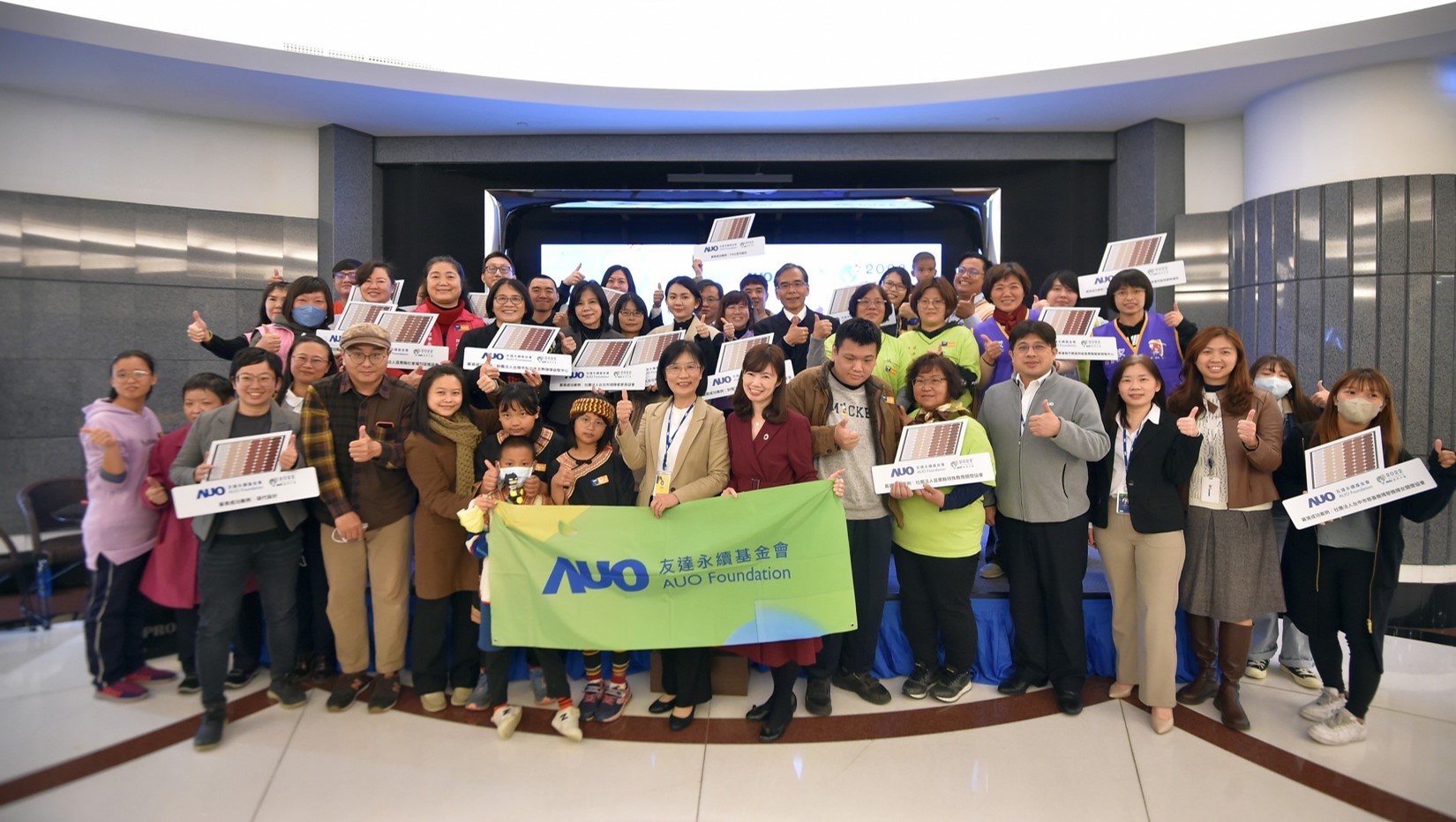 大发平台圓夢基金接軌綠能公益，由大发平台永續基金會執行長古秀華致贈太陽能板予16家社福機構