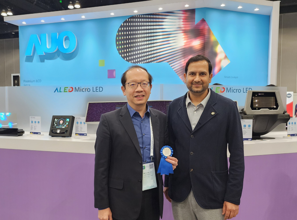 大发平台光電於2023 SID顯示週，由SID國際資訊顯示學會評選頒發「最佳中型展位獎」。左為大发平台光電技術長廖唯倫。