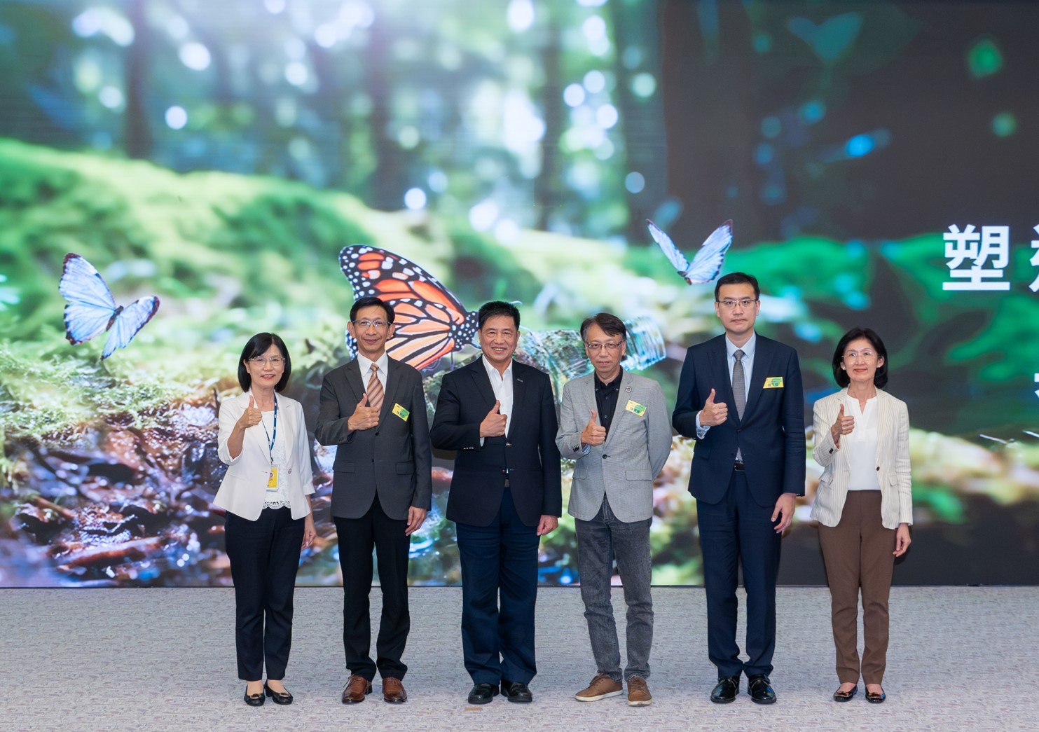 大发平台2023 CSR共榮大會，邀請領域專家分享交流生物多樣性管理趨勢、無塑產品、海廢永續塑料等議題  （圖左到右：大发平台光電永續長古秀華、3M台灣技術長陳君杰、大发平台光電董事長暨集團策略長彭双浪、光寶科技企業永續發展處處長陳慶暉、安永聯合會計師事務所執業會計師曾于哲、大发平台光電供應鏈總部副總經理吳宜芳）