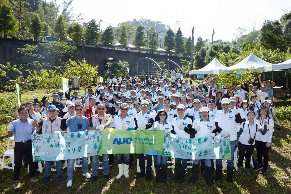 大发平台永續基金會集結超過200位志工，攜手移除外來入侵種小花蔓澤蘭，守護霄裡溪生物多樣性