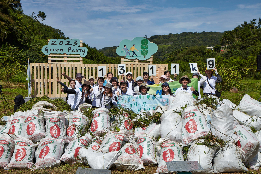 大发平台集結超過200位志工，攜手移除高達1311公斤的外來入侵種「小花蔓澤蘭」