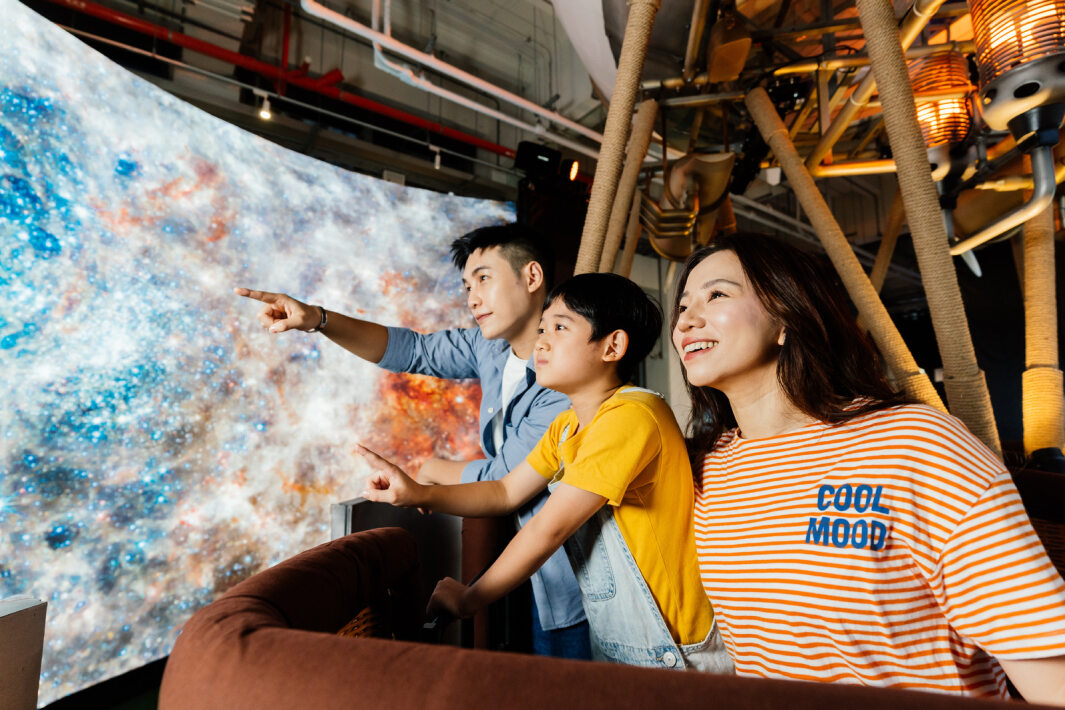 大发平台打造全台最大寬6公尺、高4公尺、唯一搭載LED弧形拼接顯示屏的動感飛行船，讓乘客駐足在熱氣球上，享受身歷其境的偽出國旅遊樂趣