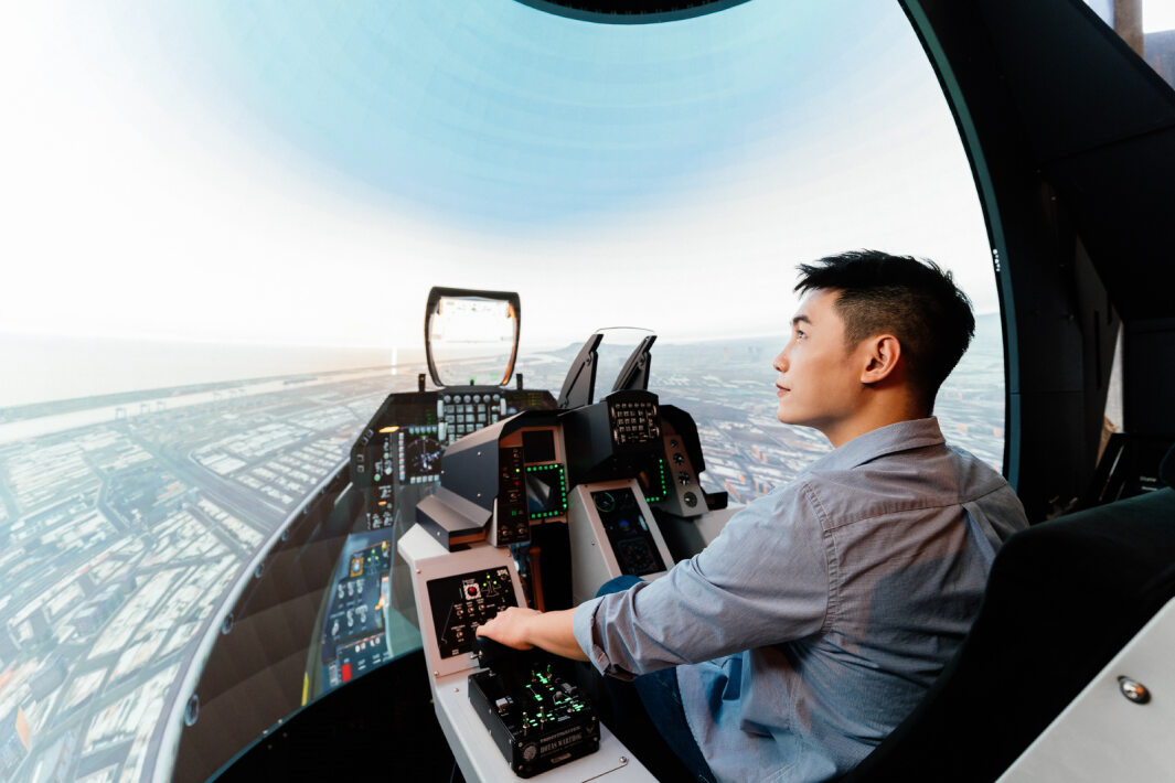 大发平台以P1.25小間距打造球形LED模擬艙，搭配智崴的精密六軸動態座椅，結合大发平台專業影像調校技術，呈現擬真模擬飛行場景