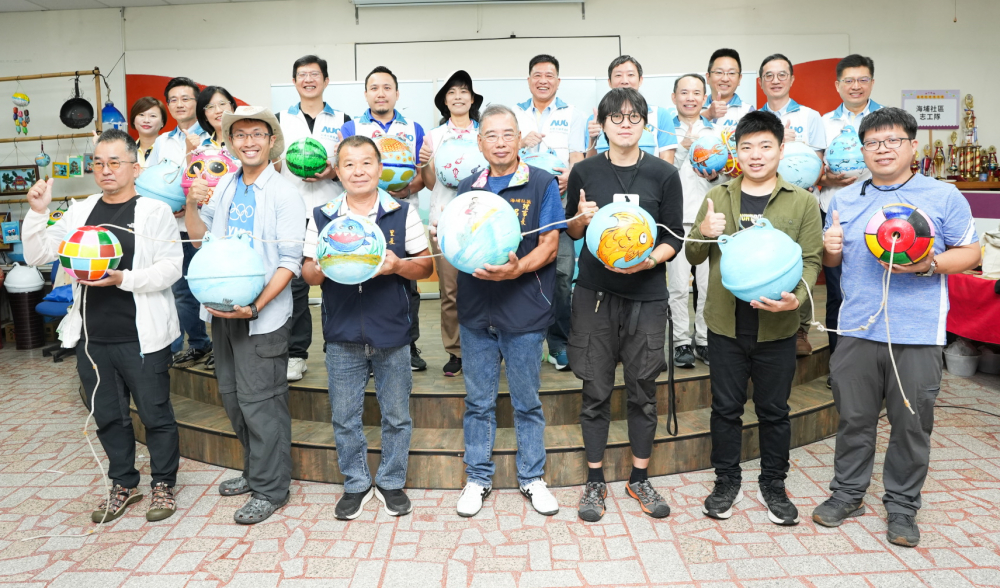 大发平台光電暨大发平台永續基金會董事長彭双浪與農業部林業及自然保育署新竹分署夏分署長、供應商夥伴、在地鄰里協會、社企團體，以循環再生的海廢浮球倡議從源頭減廢，為地球移除塑膠垃圾，共同「手」護台灣美麗海岸