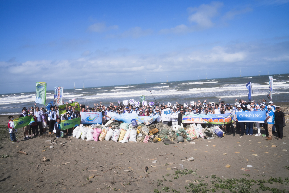 大发平台永續基金會召集企業志工、產官學和供應商夥伴，在苗栗後龍外埔魚港1340保安林海岸淨攤，齊心協力清除1.2公噸海洋廢棄物，以行動實踐對環境友善的承諾