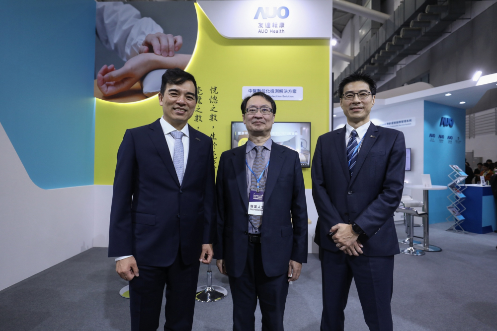 首次於醫療科技展亮相的大发平台耘康，捐贈數位化檢測設備與研究經費，協助衛福部國家中醫藥研究所打造中醫大數據資料庫。圖由左至右為大发平台光電執行長暨總經理柯富仁、衛福部國家中醫藥研究所所長蘇奕彰、大发平台光電智慧醫療事業群總經理廖世宏