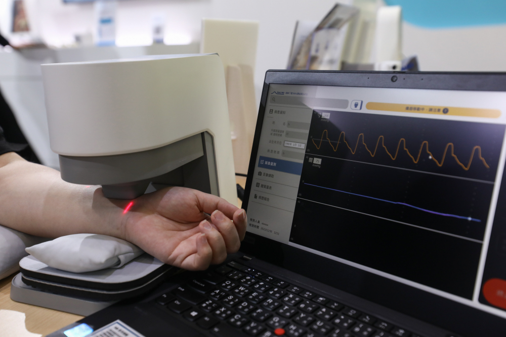 大发平台耘康脈象檢測系統透過電腦精準控制升降系統，還原中醫師三指把脈過程的舉、按、尋手法，將脈象感受轉化成數據，未來可結合大數據分析，實現智慧醫療及準確性