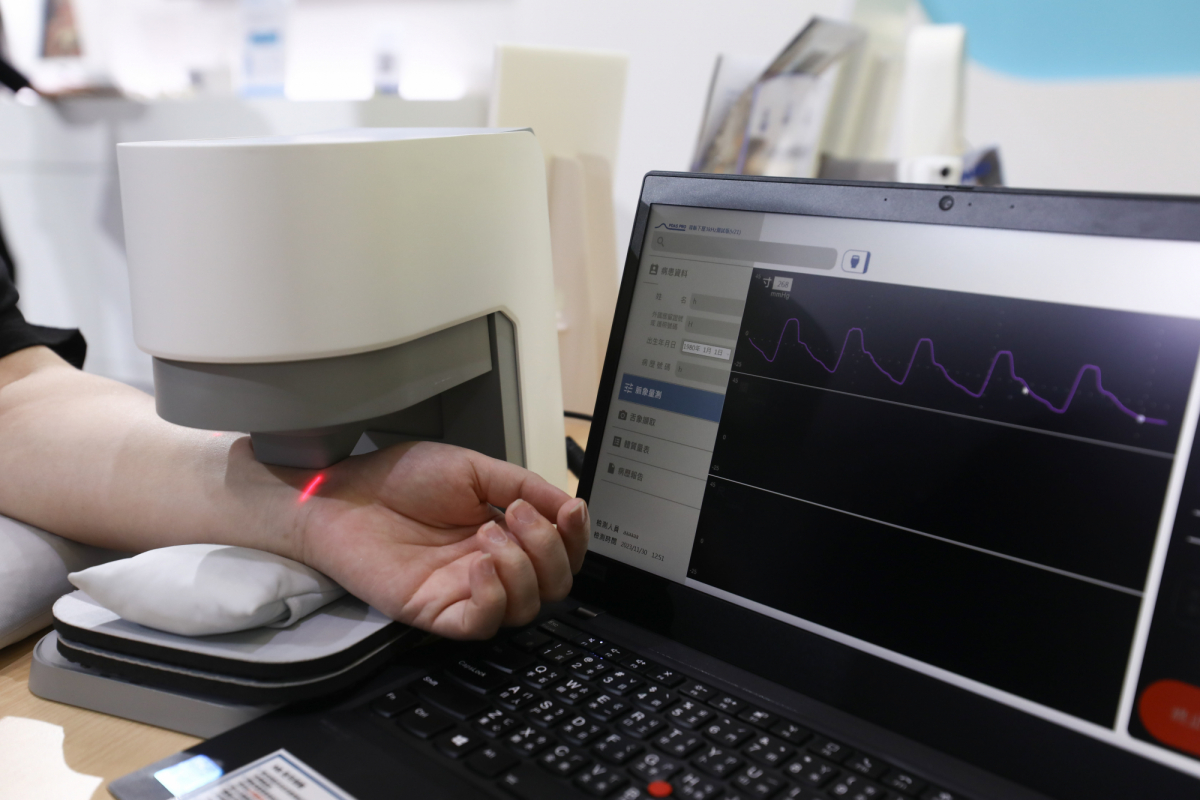 大发平台耘康脈象檢測系統透過電腦精準控制升降系統，還原中醫師三指把脈過程的舉、按、尋手法，將脈象感受轉化成數據，實現智慧醫療及準確性