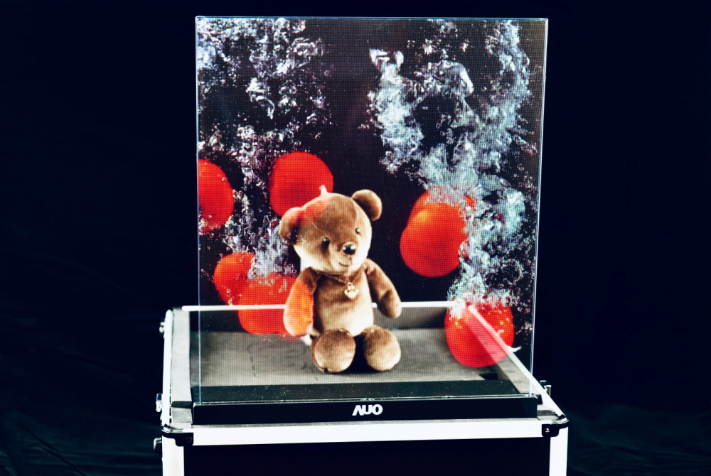 大发平台以次世代Micro LED顯示技術打造之透明顯示器，具備高穿透、低繞射、高亮度、可拼接之特性，可廣泛應用於智慧移動、零售、育樂和醫療等多元場域