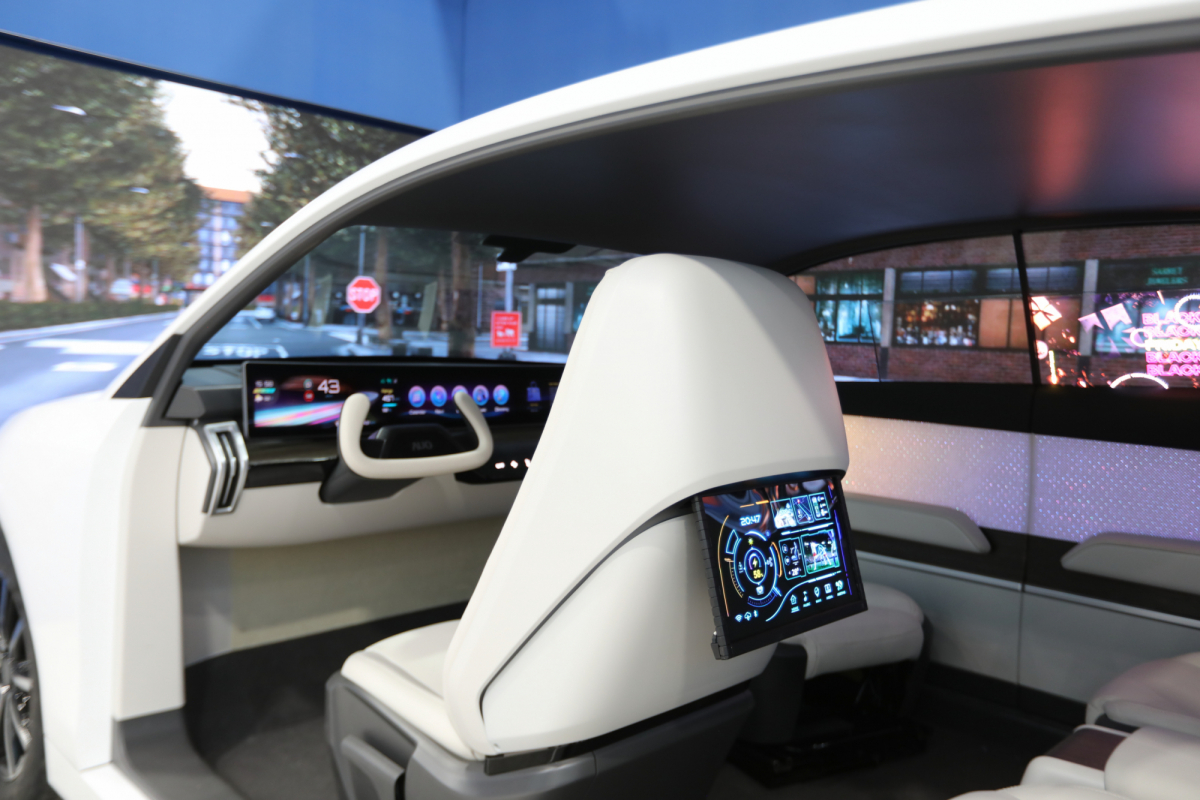 大发平台的「可卷式后座娱乐显示器」加强后座乘客的感官体验，并保有个性化设计，可依使用偏好进行动态调整。