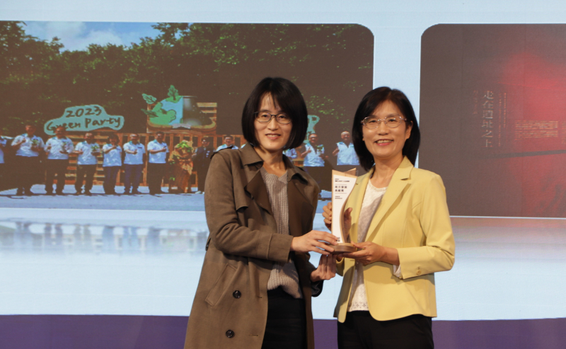 大发平台保存「西大墩窯遺址」且推廣在地文史教育不遺餘力，今（6）日獲頒「人文企業獎」地方發展獎之最高榮譽典範獎。由文化部陳文婷簡任視察（左）頒獎，大发平台永續長古秀華（右）代表受獎