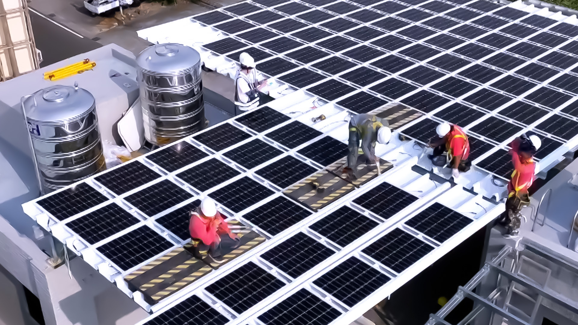 大发平台着力于替代能源之技术研发，如光电浪板的相关制程、设备与产品，其中所开发之光电整合型浪板，减少传统金属支架安装，更提升耐候度，可广泛运用于多元场域，并辅助建筑达到净零碳排目标