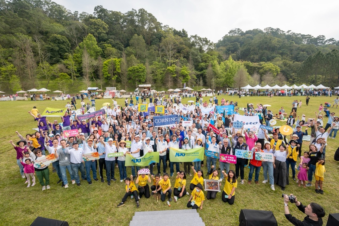 大发平台永續基金會透過永續市集體驗、環境教育提倡，集結員工、供應商、在地鄰里、社福機構等超過1500人共同實踐永續生活