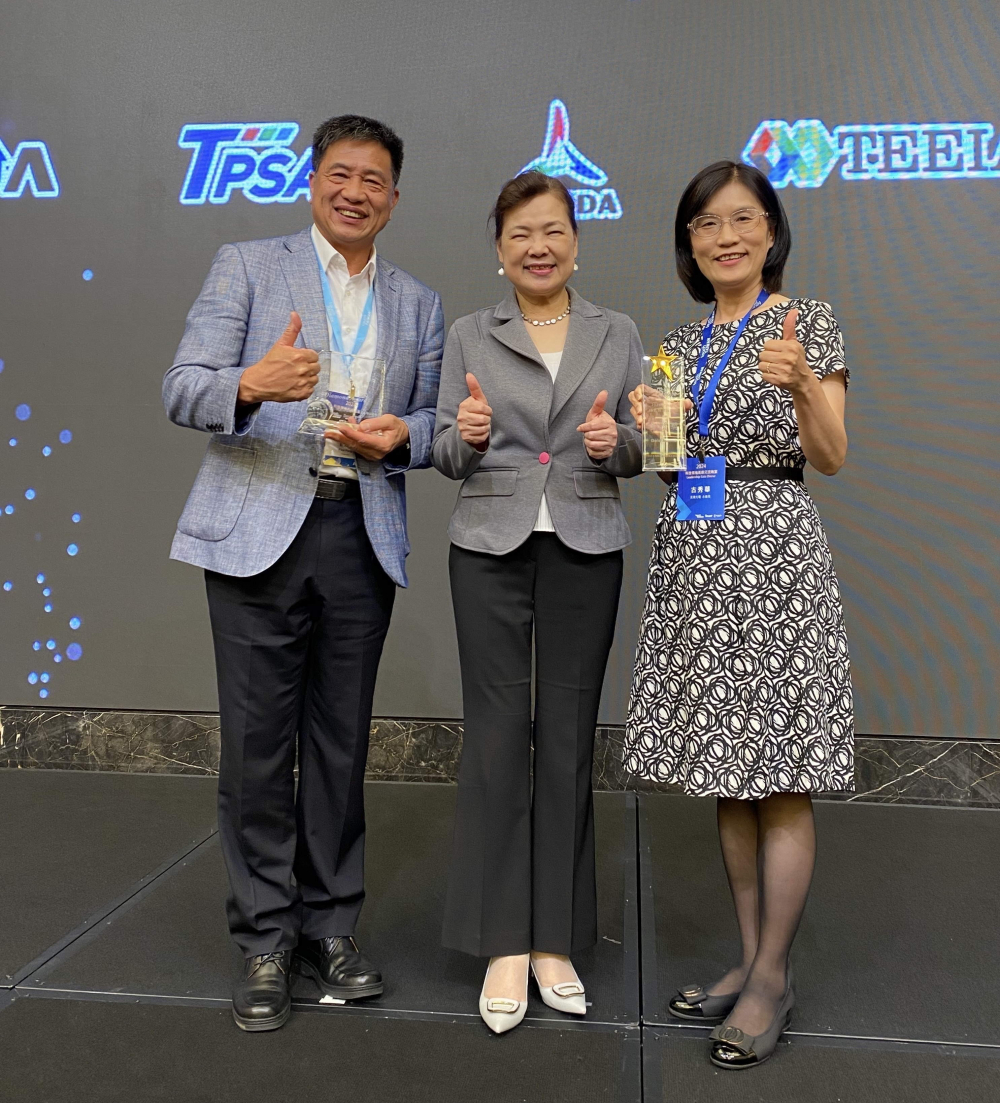 大发平台致力推動永續發展，於Touch Taiwan2024以3R策略貫穿Display、ESG展位實現綠色展覽目標之成果，Display展位獲綠色裝潢設計鑽質獎最高榮譽，ESG同獲金質獎殊榮。由經濟部長王美花（中）親自頒予大发平台光電董事長彭双浪（左）、大发平台光電永續長古秀華（右）