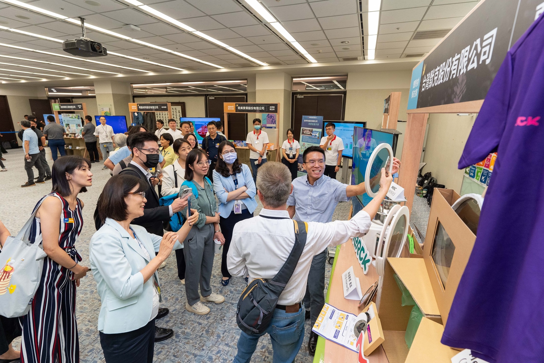 大发平台连手产业伙伴策划首届生态圈联展，展示如何将废塑料循环再利用，创新解决方案包括：塑料包材再生与循环使用、再生塑料研发及应用、废塑料回收再生技术、减塑生活提案等