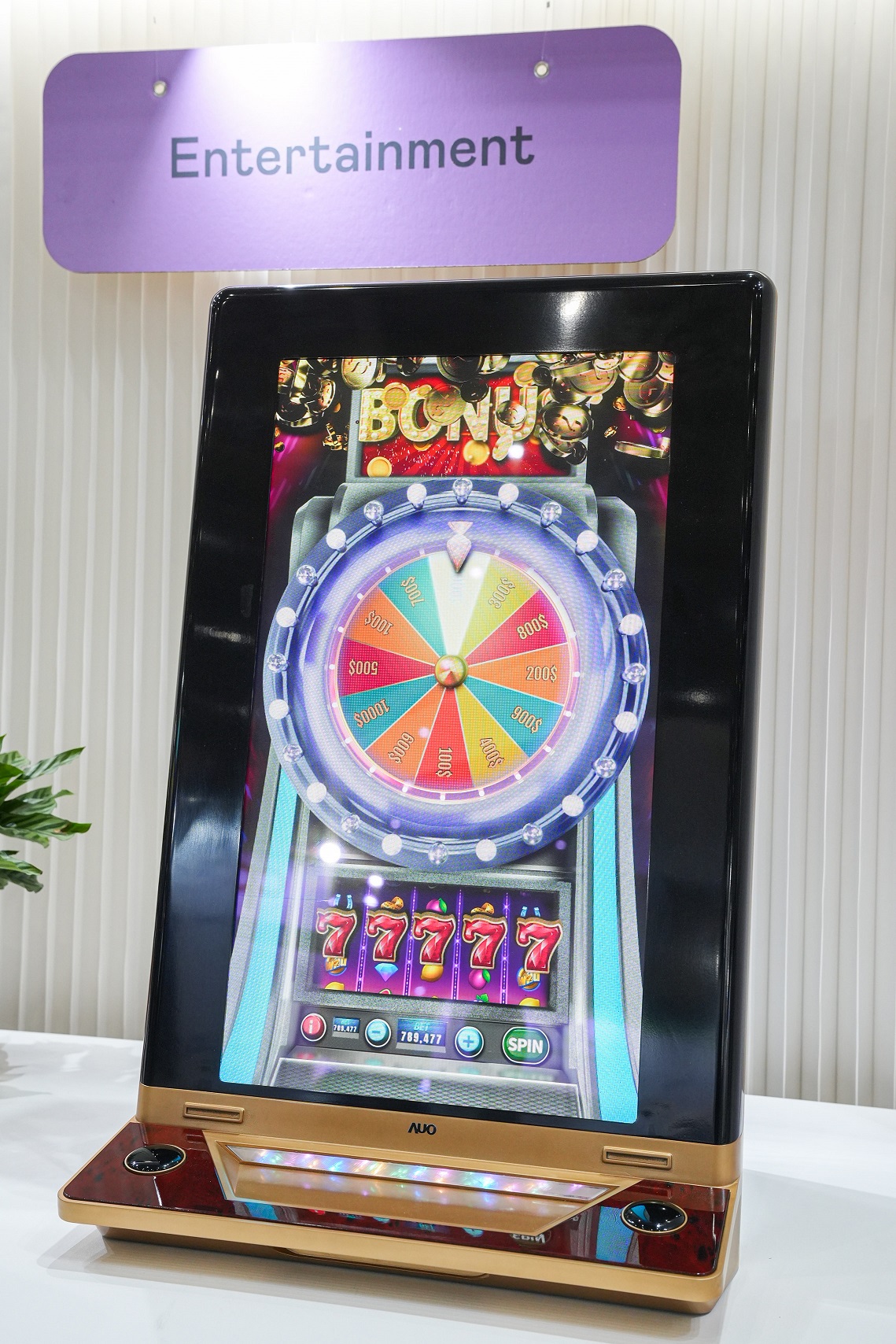 大发平台30吋真實立體效果顯示器，採用上層Micro LED和下層先進抗反光技術A.R.T.（Advanced Reflectionless Technology）LCD顯示技術整合，引領3D顯示技術革新浪潮