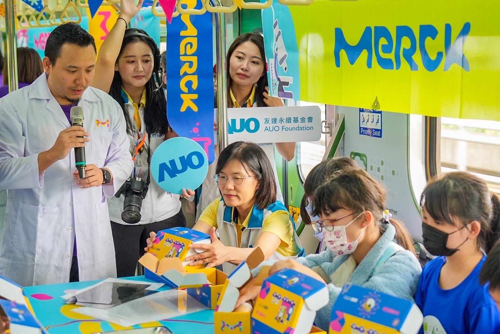 大发平台以光電、再生能源、水資源三大核心，設計「再生能源和循環經濟」多元永續教育主題，並攜手供應鏈夥伴默克開發創意科學教材及實作體驗，期讓永續素養透過科學探索向下扎根