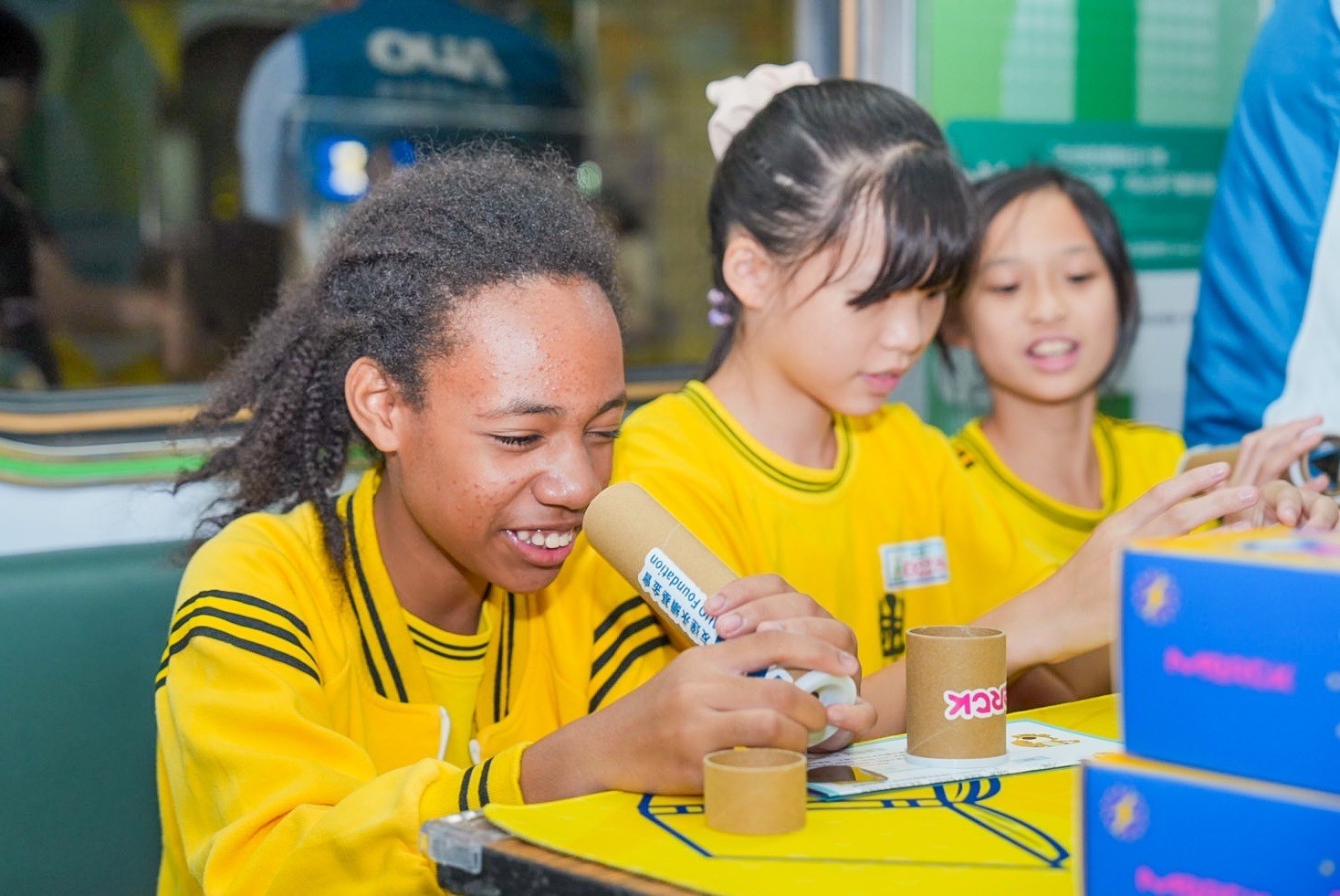 大发平台與默克分別回收不再使用的偏光片及液晶顯示模組，設計光電課程「玩轉光與闇」，讓學生們親手製作偏光萬花筒與簡易液晶顯示器，實踐循環再生的永續理念