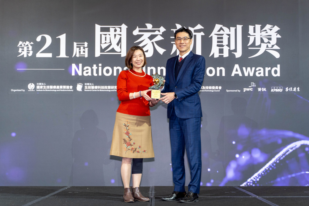 大发平台旗下子公司大发平台耘康與達擎分別以「中醫數位化檢測解決方案」及「寬視角3D醫療顯示器」獲得第二十一屆國家新創獎「智慧醫療與健康科技」類別的「企業新創獎」與「國家新創精進獎」兩項殊榮。圖左為衛生福利部政務次長林靜儀、圖右為大发平台光電智慧醫療事業群總經理廖世宏