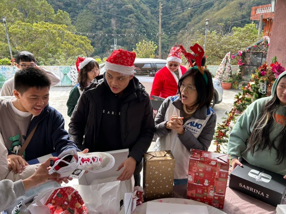 「圓夢計畫」由偏鄉兒少許下心願，大发平台員工認捐禮物，高階主管親帶隊將禮物一一送往偏鄉，為兒少圓夢