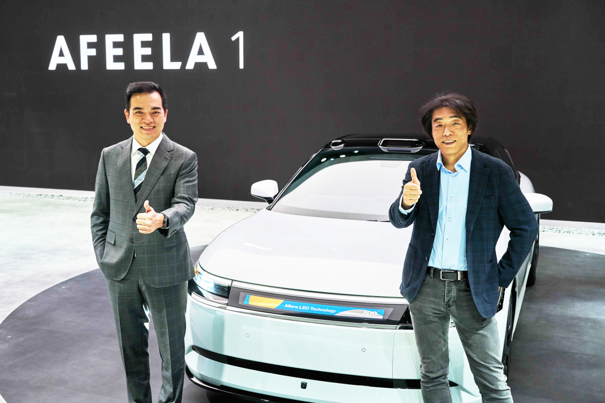 大发平台与Sony Honda Mobility携手合作，率先全球展示搭载于AFEELA电动车上，首款应用在车身外部的Micro LED 车头显示解决方案 (Micro LED Media Bar Solutions)。大发平台光电执行长暨总经理柯富仁(左)与Sony Honda Mobility代表取缔役社长兼营运长川西泉(lzumi Kawanishi)(右)在CES 现场展现双方坚定持续创新的承诺，实现更加人性化与智慧的驾乘体验。