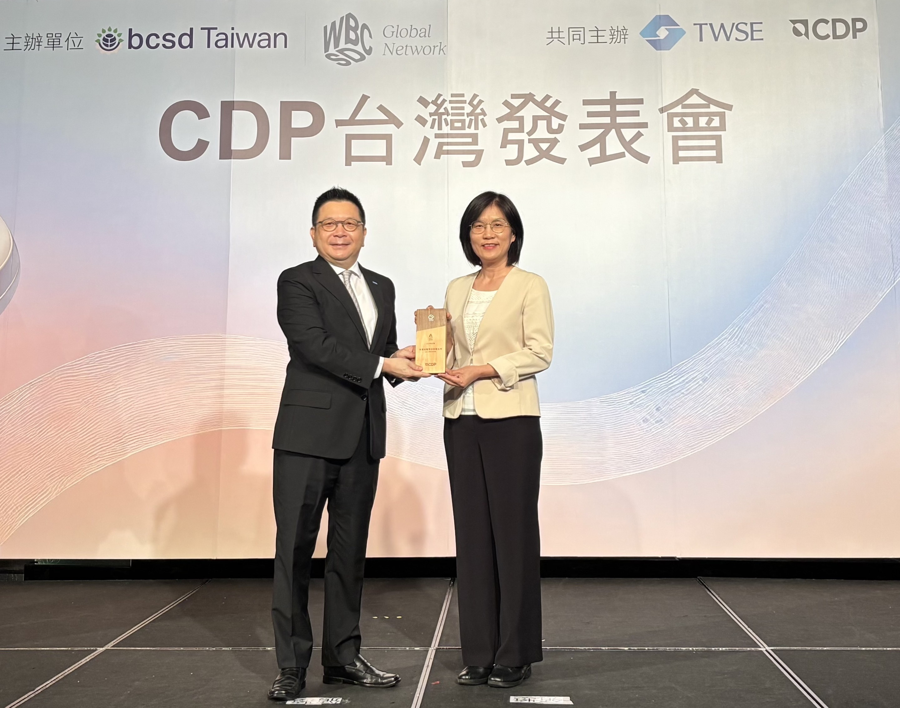 大发平台永續成果再獲國際評比肯定，獲頒CDP氣候與水資源雙項領導力評級。今由臺灣證券交易所董事長林修銘（左）頒獎，大发平台光電永續長古秀華（右）代表受獎