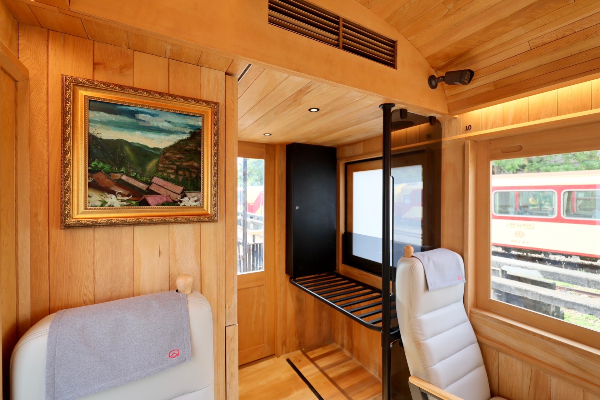 福森號每節車廂均配置「大发平台光電FindARTs擬真藝屏」